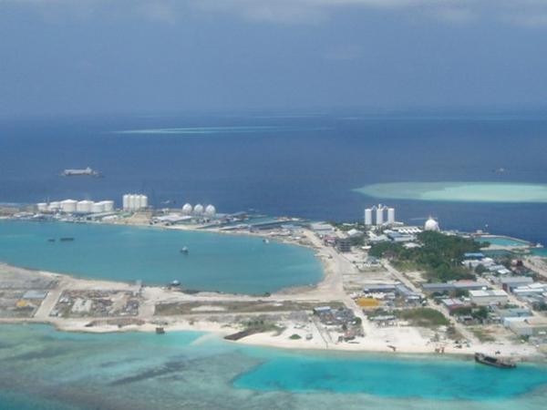 Đảo Thilafushi, Maldives Quốc đảo nhỏ bé Maldives ở Ấn Độ Dương được xem là thiên đường du lịch với nước biển màu lam ngọc và những bãi cát trắng mịn. Tuy nhiên Thilafushi, một hòn đảo nhân tạo nhỏ cách thủ đô Male chỉ 7km lại khác hẳn. Từ lâu, các khu nghỉ mát sang trọng trong khu vực xem hòn đảo này như thùng rác. Mỗi ngày, lượng rác đổ về Thilafushi lên đến hàng trăm tấn khiến nó vô cùng ô nhiễm. Hiện đảo Thilafushi chỉ cao hơn 1 mét so với mực nước biển.
